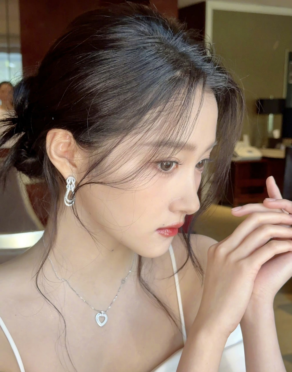 关晓彤脸上的痣还蛮多的