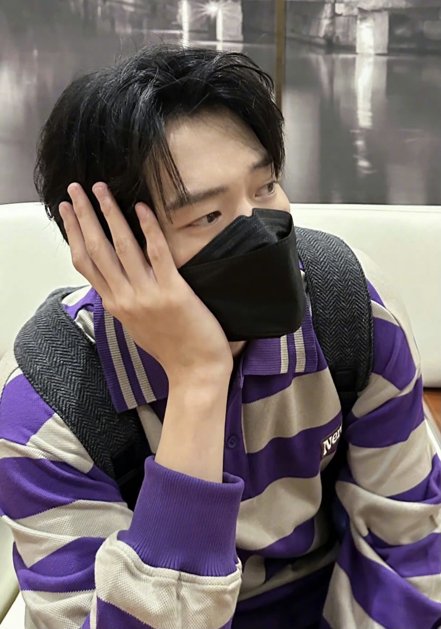 魏大勋的手挺好看的,超适合做手模.