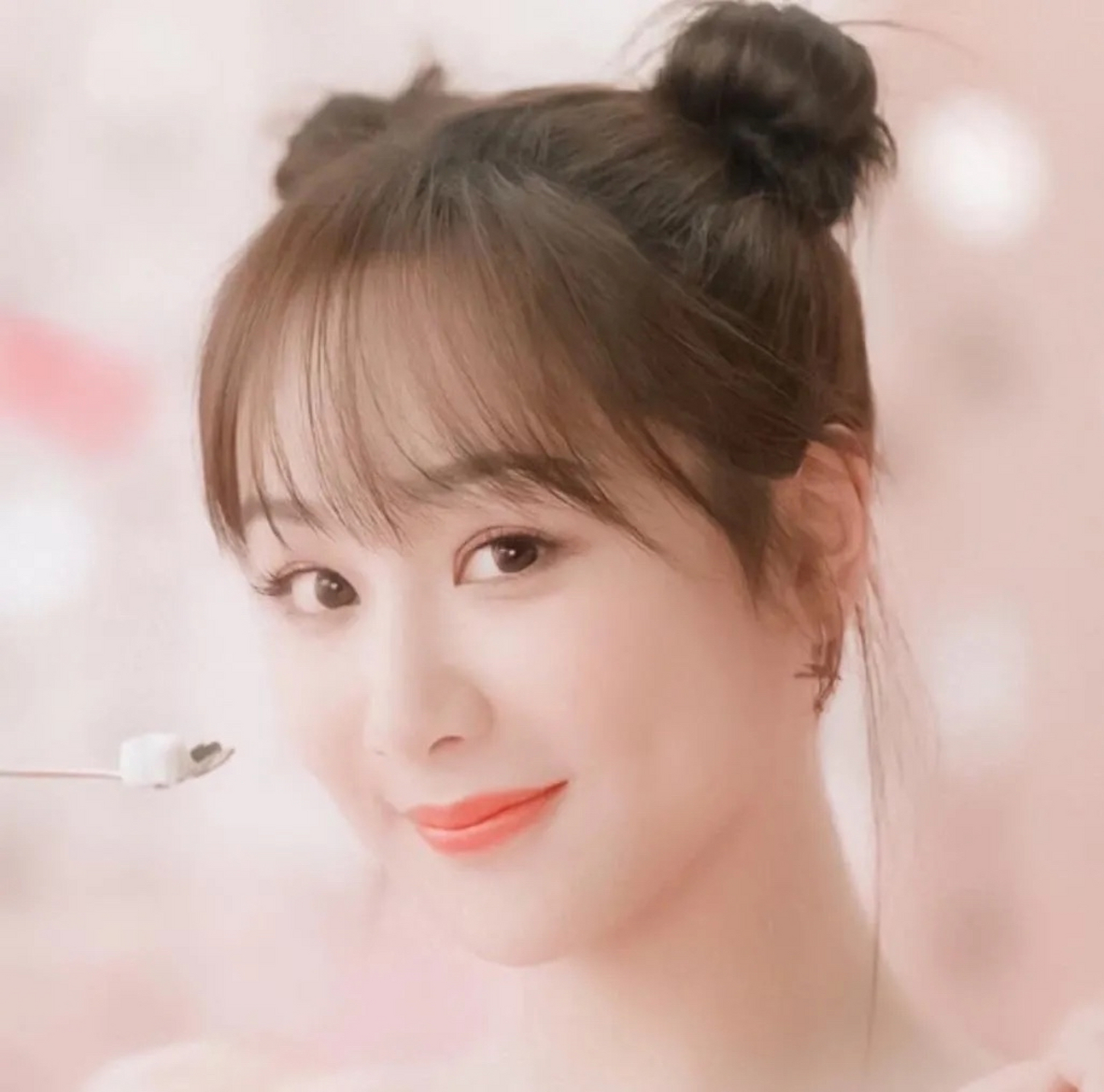 女星们双丸子头造型,可爱俏皮又减龄.