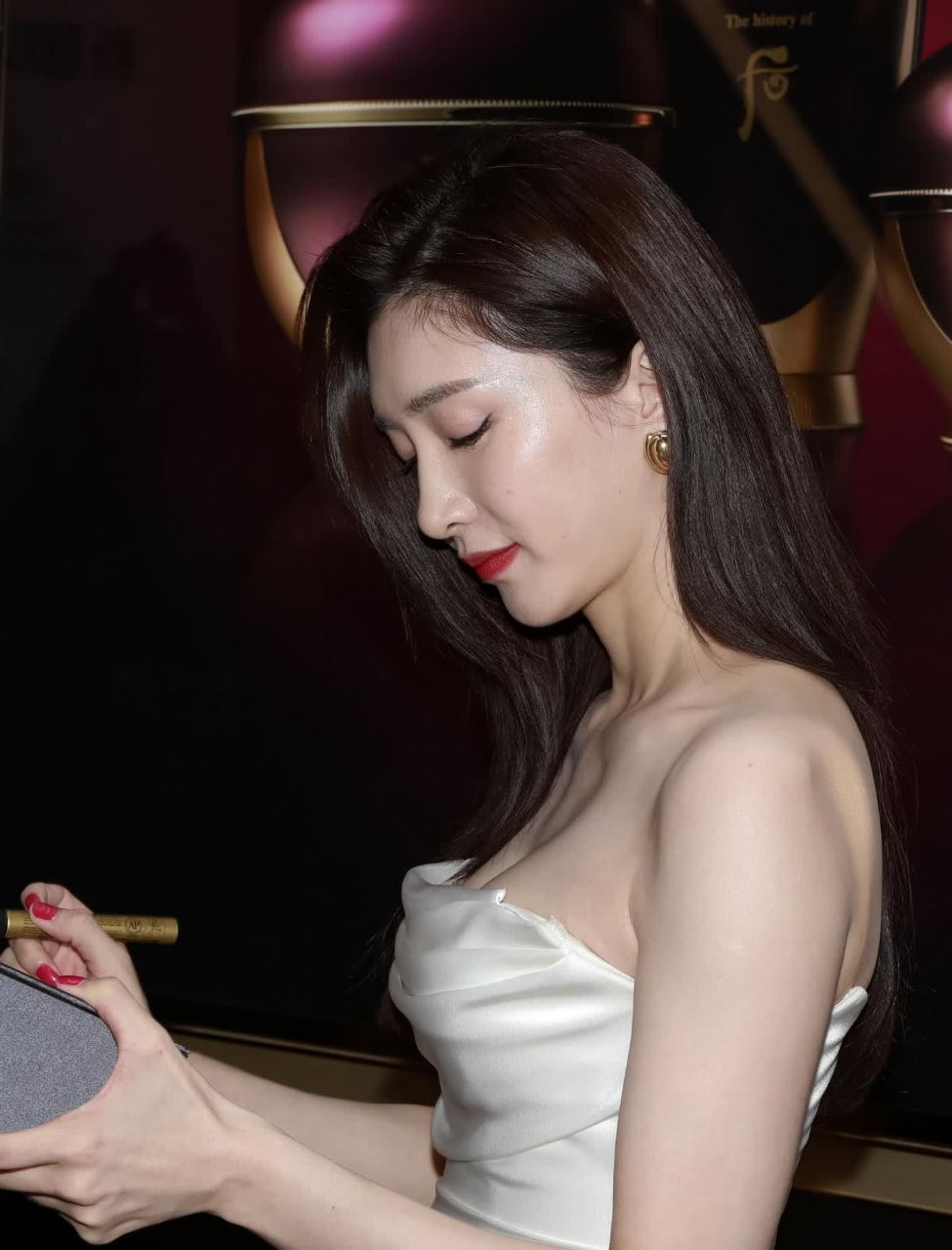 江疏影的低胸红毯照片