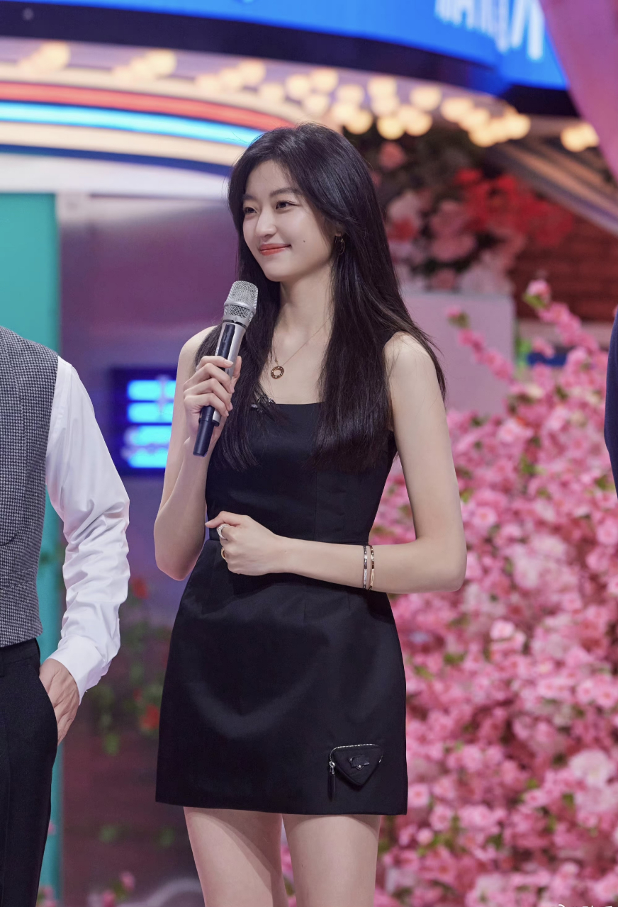 手长腿长身子长,在加上头小,孙千的身材是很多女生的理想型.