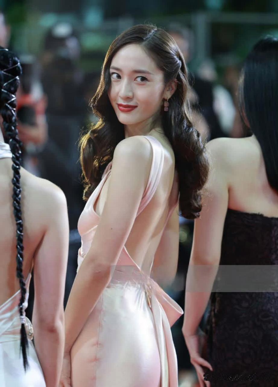 郑秀晶回眸一笑百媚生!