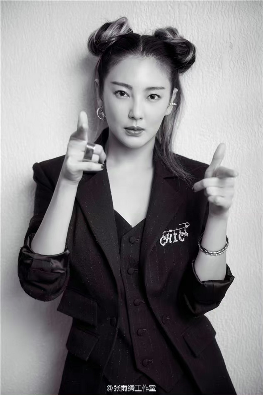 张雨绮女王范十足,就算扎着丸子头也一样很御姐.