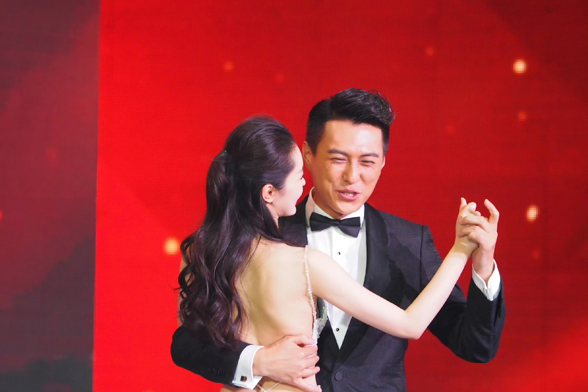 宋轶的腰可真细,靳东可悠着点扶.