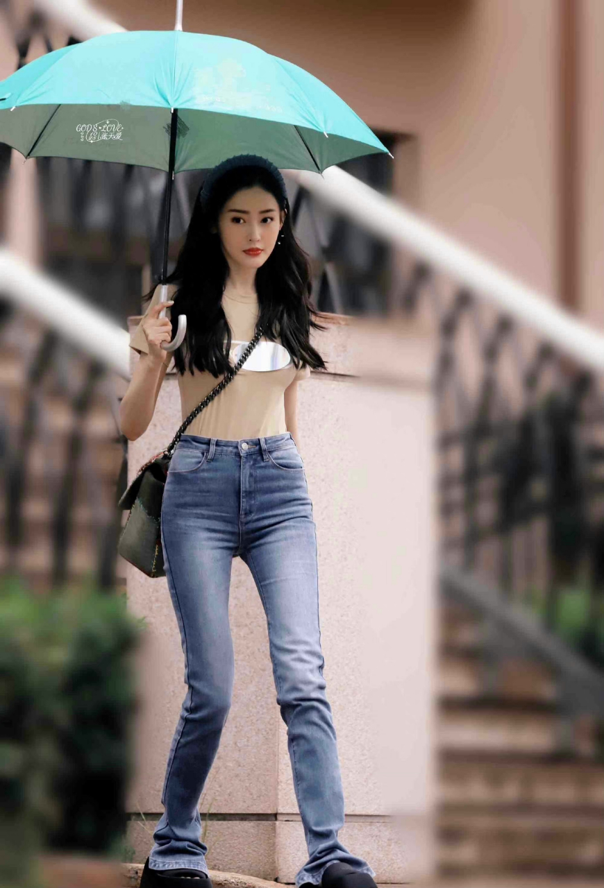 张天爱穿过的牛仔裤,总是自带亮点.