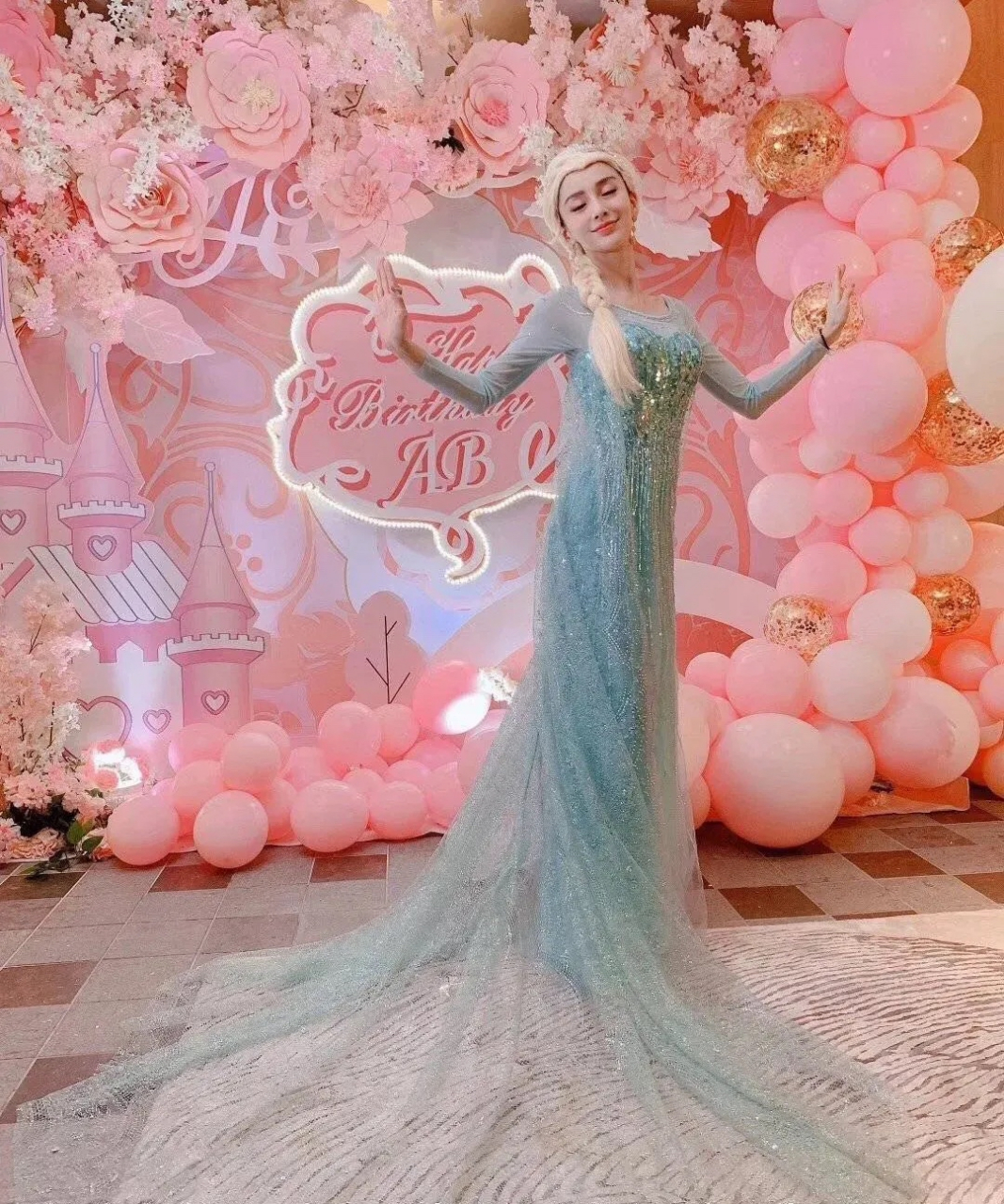 女星们cos《冰雪奇缘》里的艾莎公主,有混血基因在的张柏芝模仿的最像