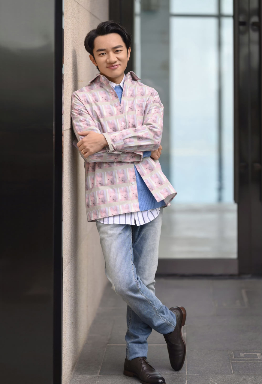 王祖蓝个子不高,脚看着却不小.