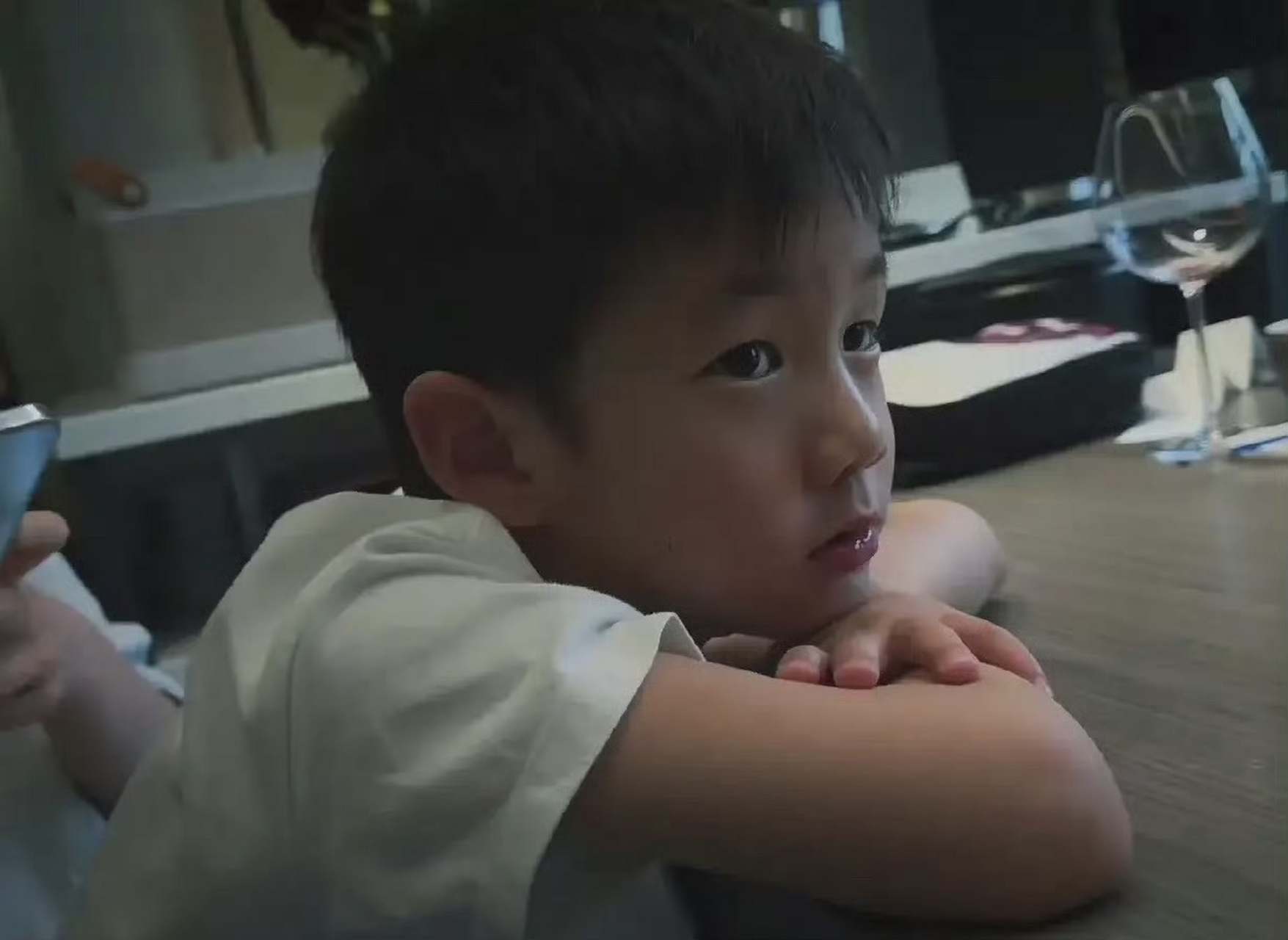 黄磊家的三个孩子长得都挺好看的,尤其二女儿多妹,一股机灵相.