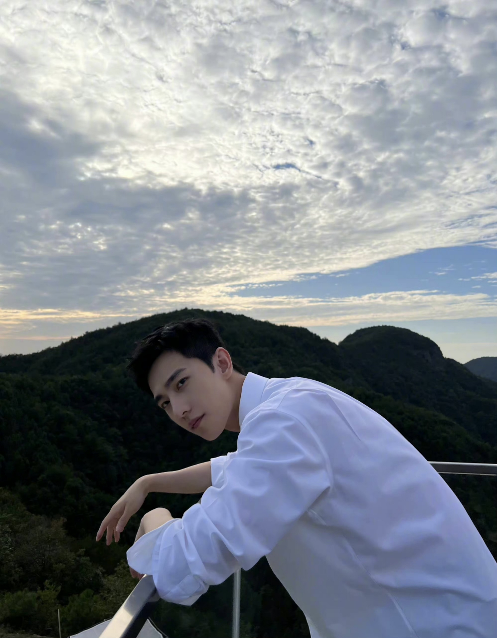 谁能不爱穿白衬衫的杨洋呢,清爽帅气又阳光灿烂.