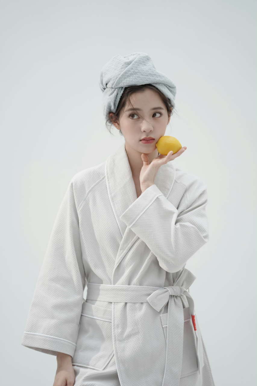 欧阳娜娜浴袍家居写真,两个小梨涡笑起来可真甜啊