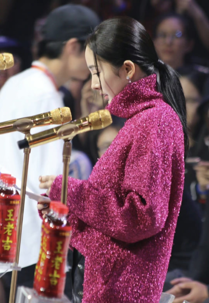 身穿bling bling的玫红色毛衣,搭配皮短裙,杨幂真是穿搭女王.