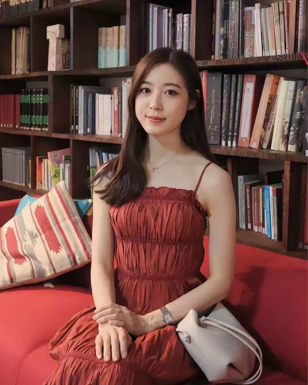 她不仅外表美丽,内心也充满了智慧和善良.