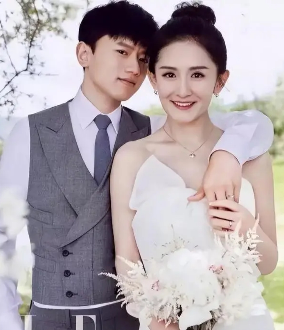 张杰谢娜牵手下班# 张杰在重庆开演唱会,老婆谢娜手牵手接张杰下班.