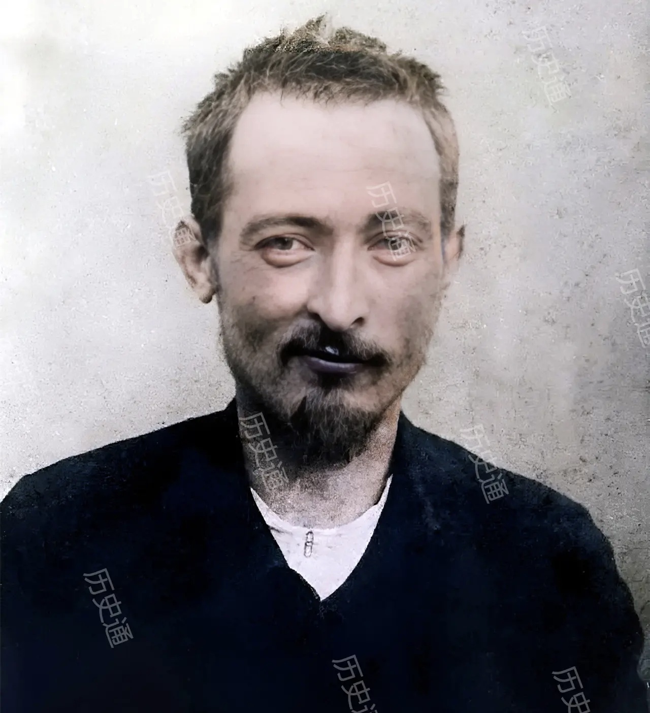 这名头发凌乱,胡子拉碴,似笑非笑,眼神中透着杀气的男子是极特殊的