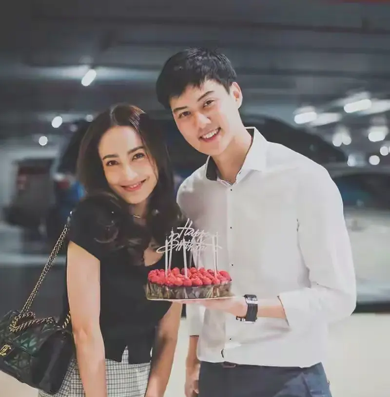 泰国当红女明星taew道妹接受富商男友hisonai的求婚