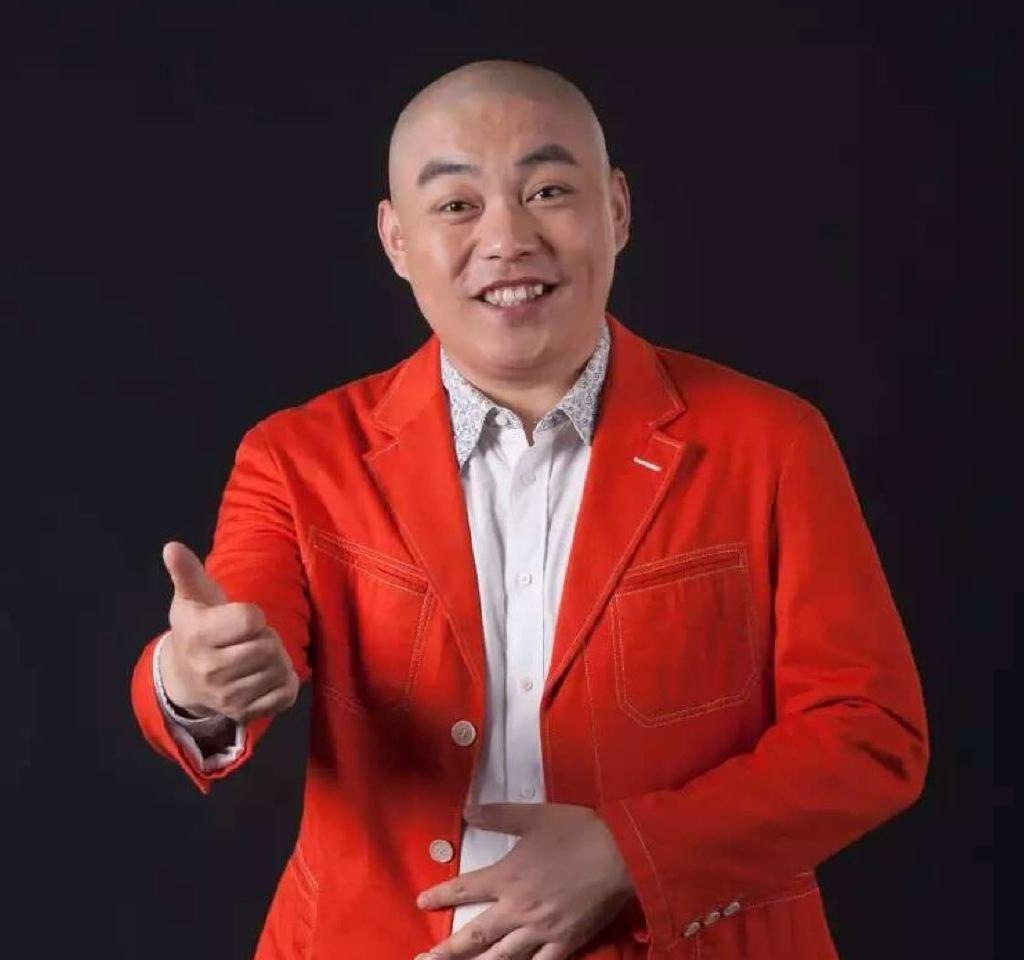 演员程野引热议!亲自接待日本前首相,赠送书法,亲切交谈共进餐