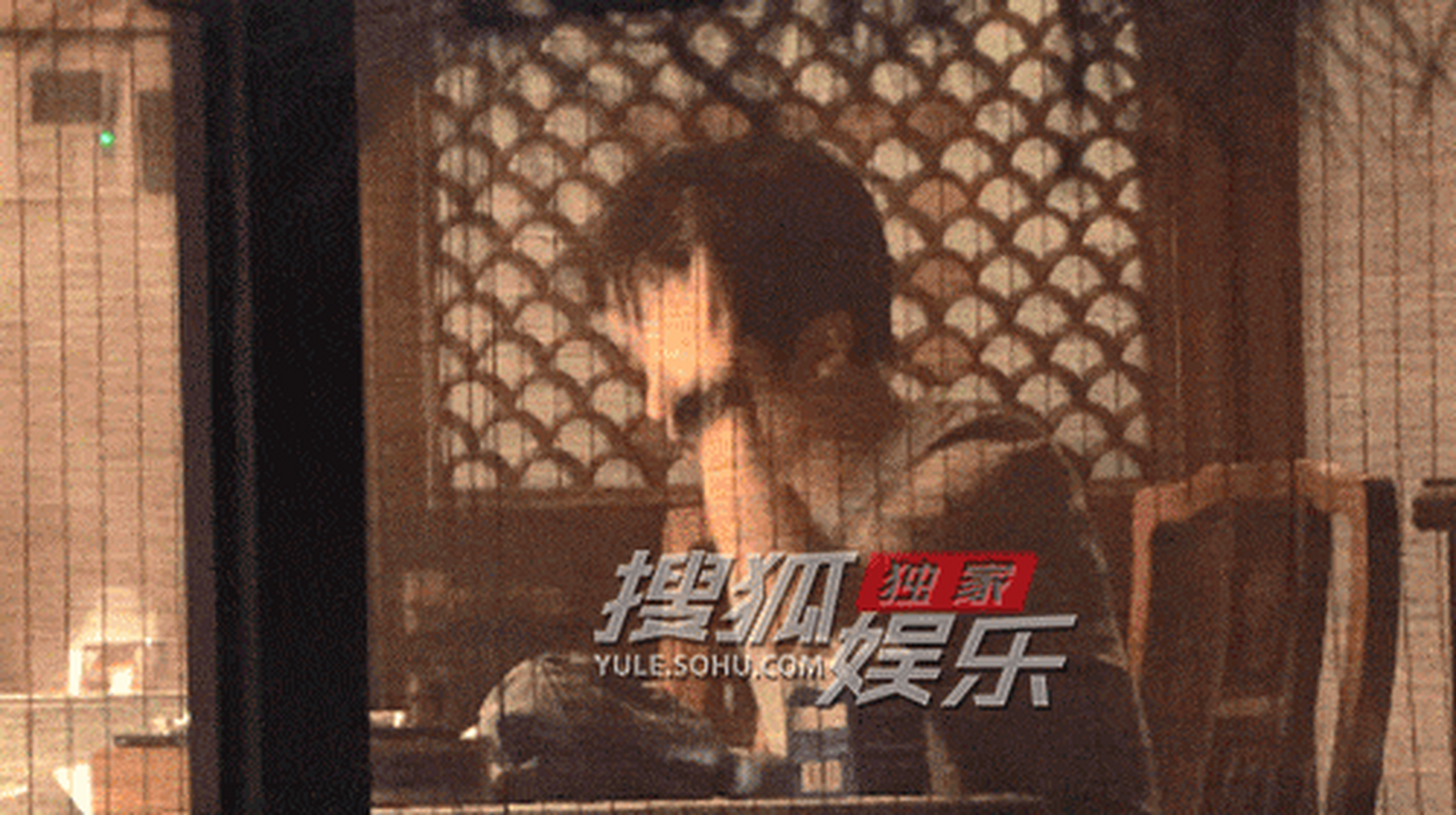 镜头下,王俊凯和助理围坐在火锅前,热气腾腾的锅里翻滚着各种美食.