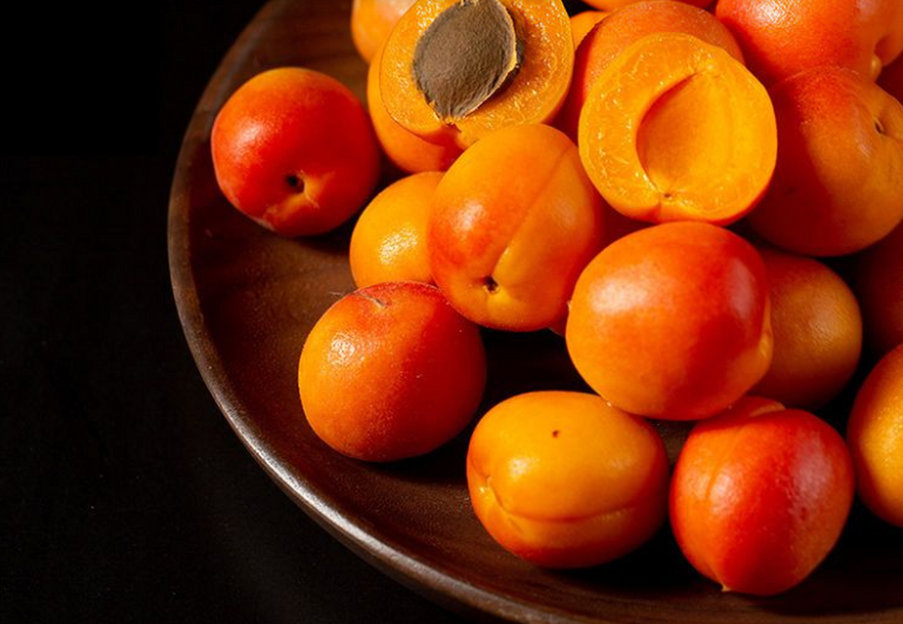 这里有新鲜的正宗新疆小红杏,来自伊犁阿克苏特产的甜杏子比小白杏