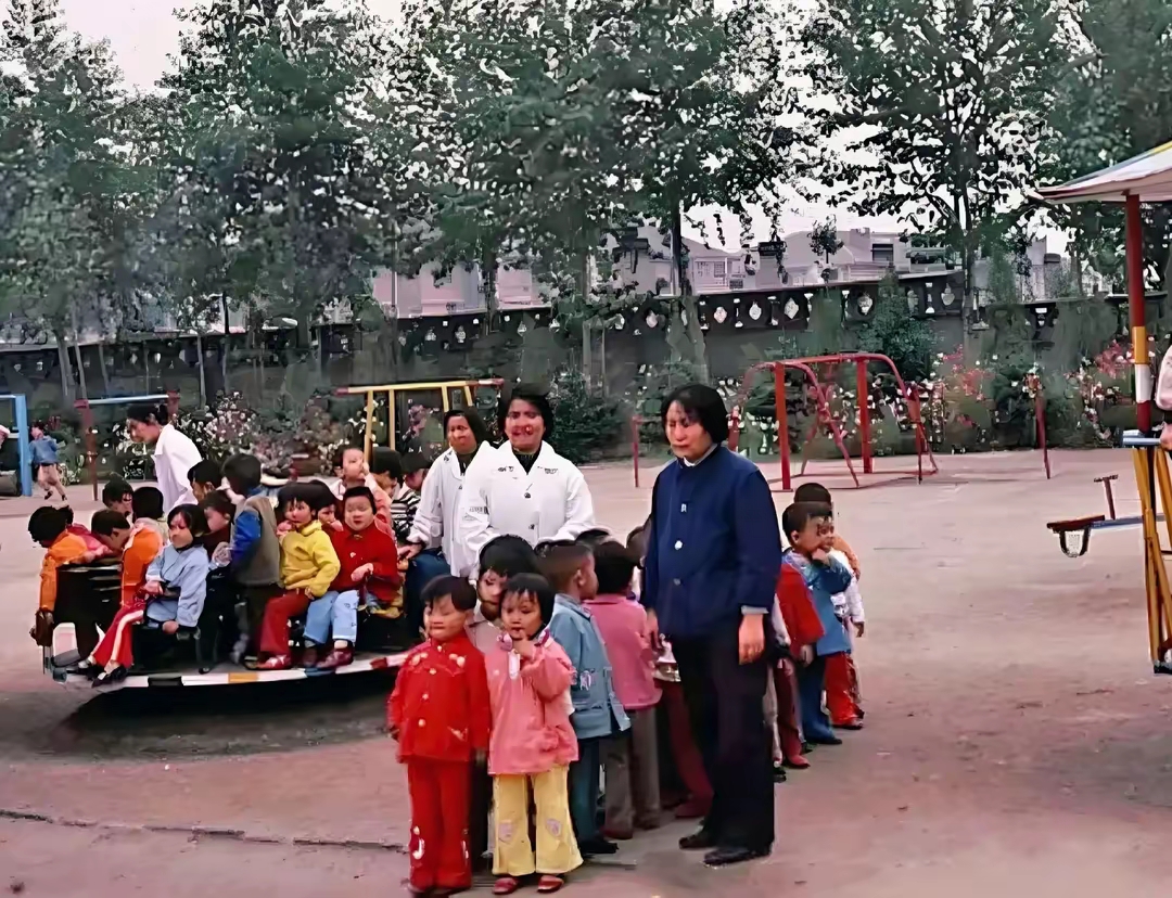 八十年代幼儿园老照片,很多场景今天已经见不到了
