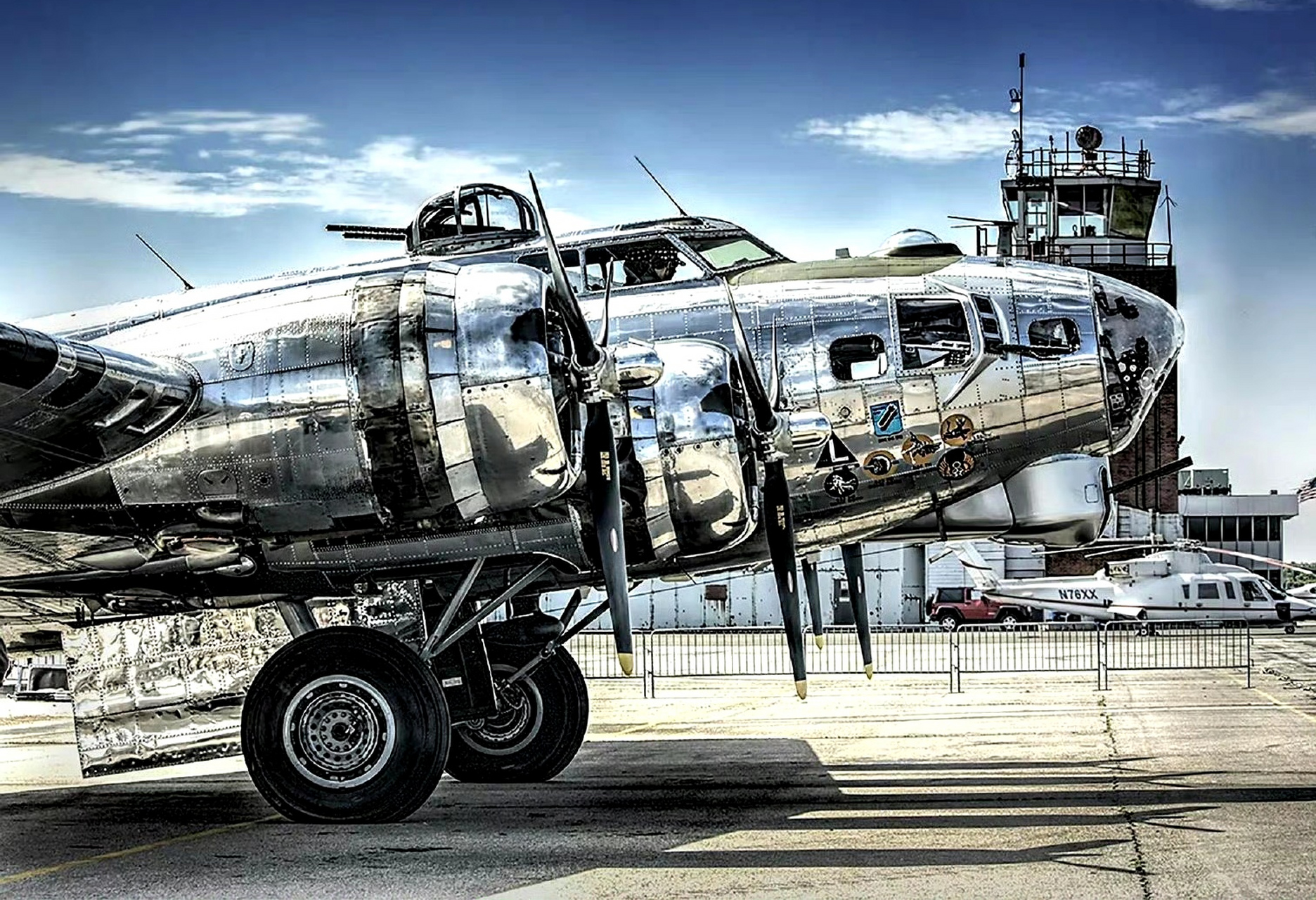 战机欣赏:分享一组银色涂装的b-17"飞行堡垒"轰炸机,该机是二战时期