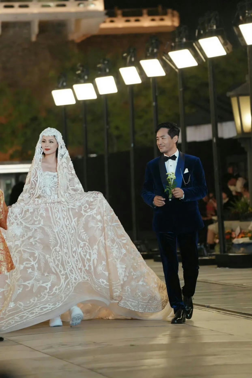 16年前程莉莎陪郭晓东回农村结婚,16年后郭晓东让程莉莎穿上了心心