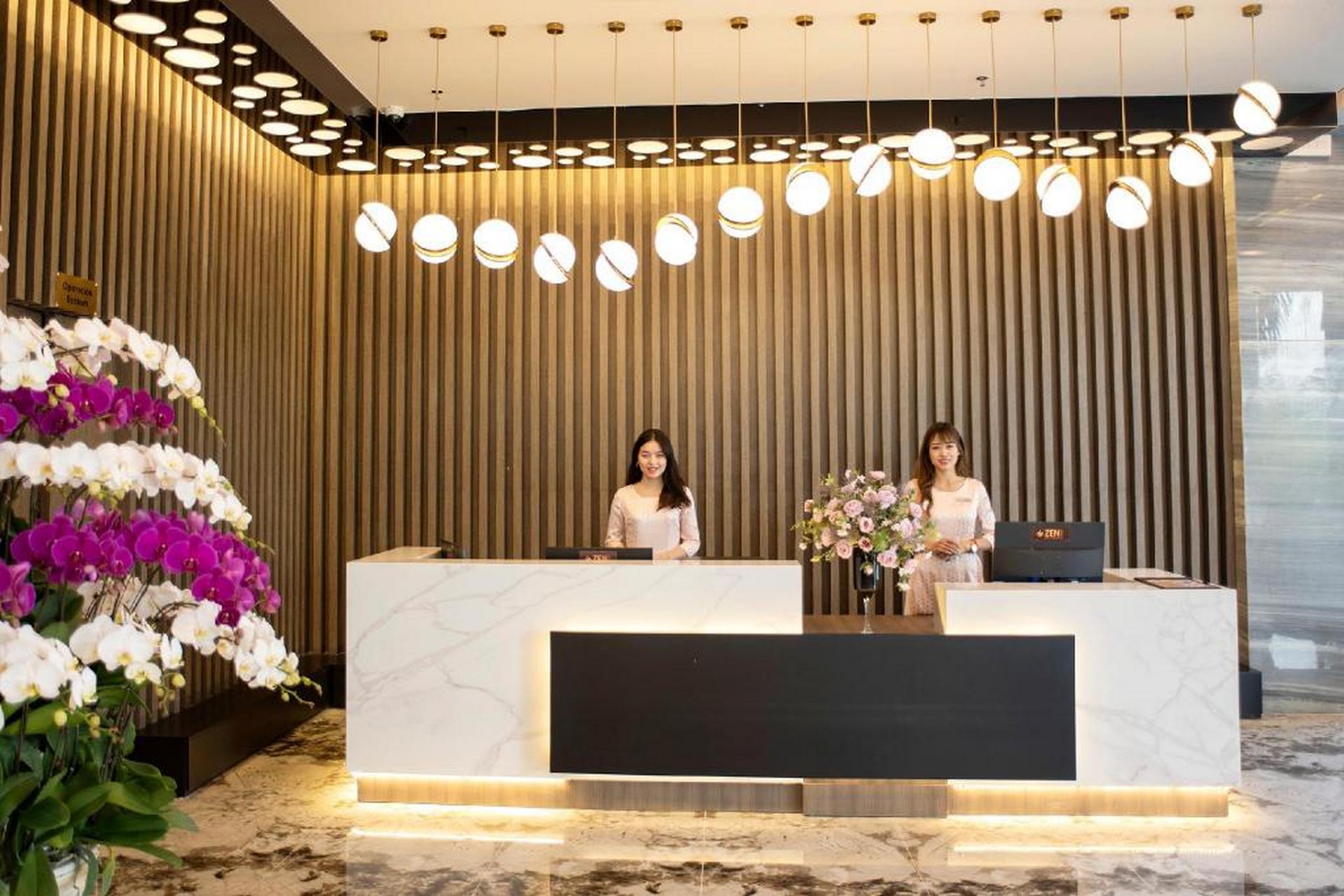 朋友在一家五星酒店上班,有个二代看上了前台妹子.