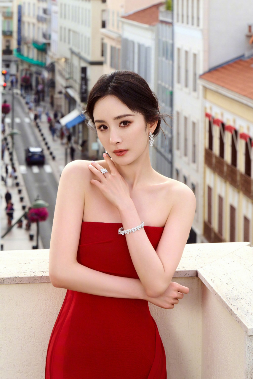 红裙风华:杨幂的红色抹胸裙大赏,尽显优雅气质