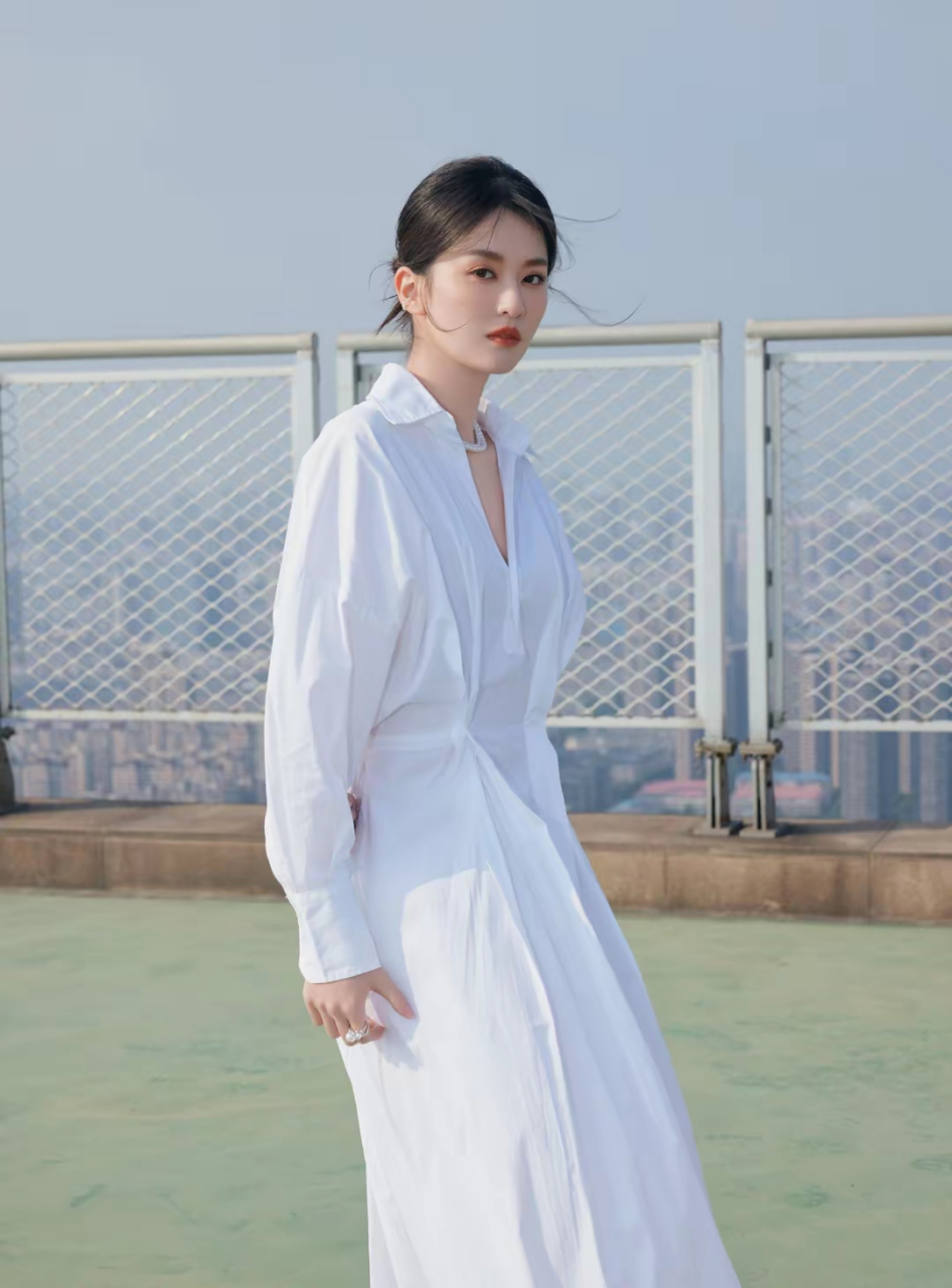 乔欣演绎云端浪漫,白色衬衫裙优雅迷人,魅力四射,美得令人心动  乔欣