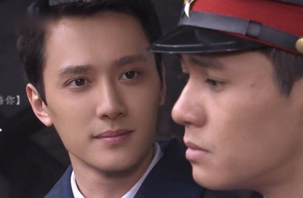 看冯绍峰年轻的时候有多帅,一双炯炯有神的桃花眼,气质风度翩翩.