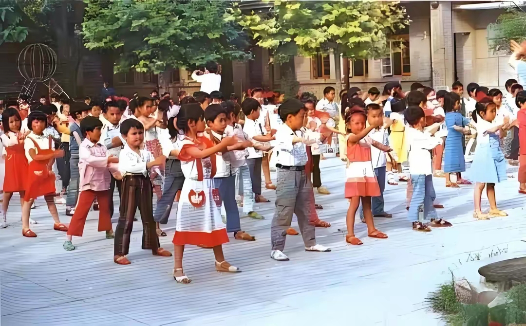 八十年代幼儿园老照片,很多场景今天已经见不到了