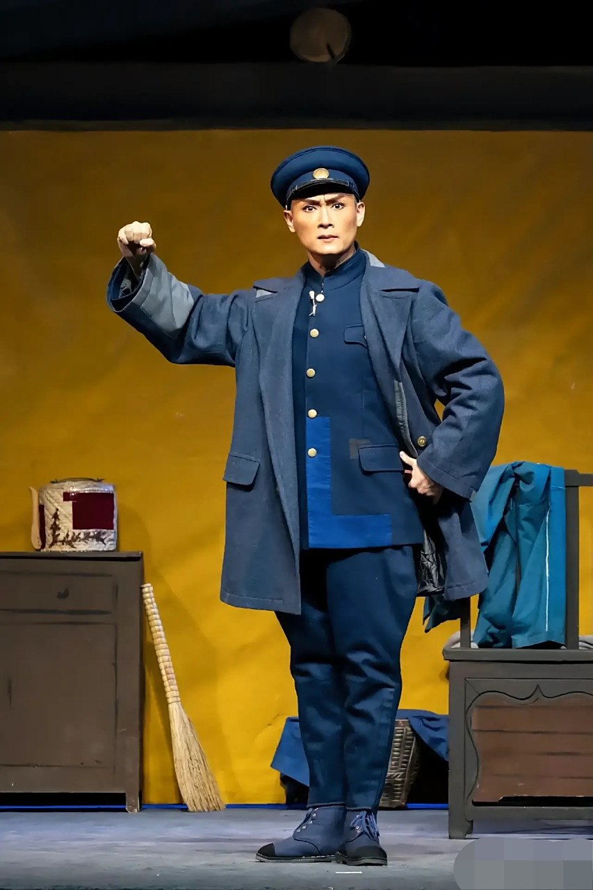 哈哈,这哪里像李玉和呀,分明就是个王连举.