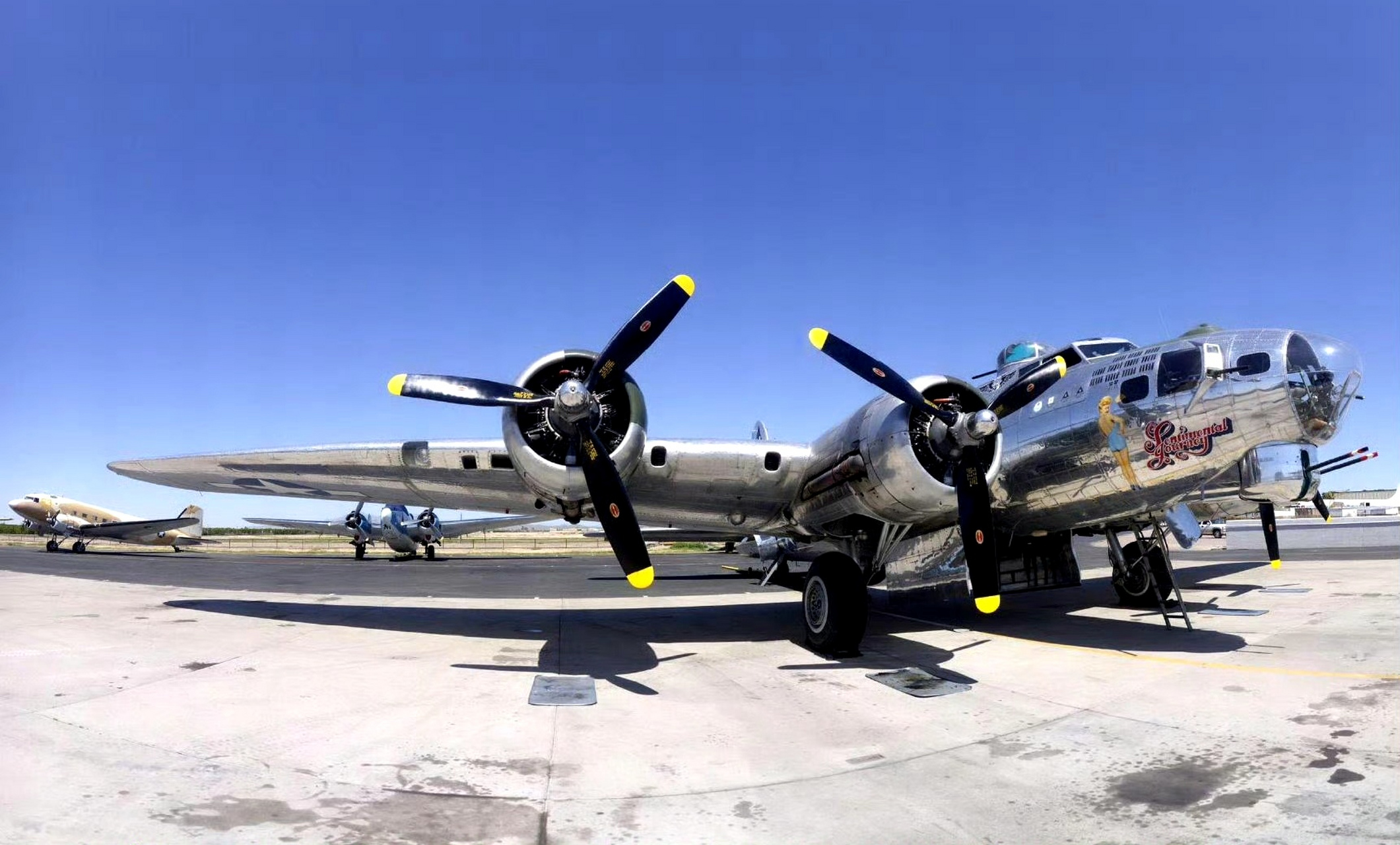 战机欣赏:分享一组银色涂装的b-17"飞行堡垒"轰炸机,该机是二战时期