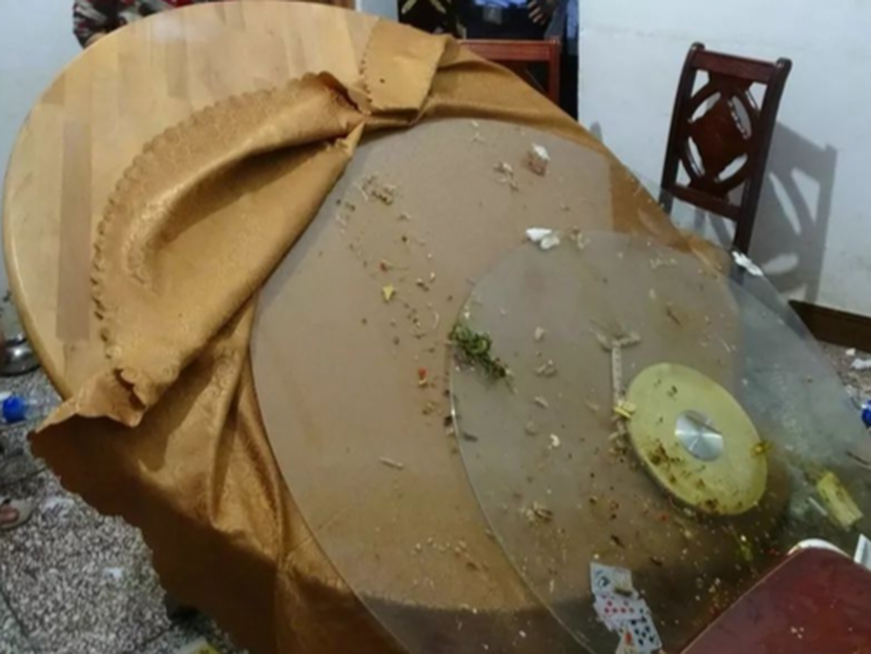 今天中午吃饭不小心打翻了饭菜,儿子冲我吼让我滚,我非常生气,迅速
