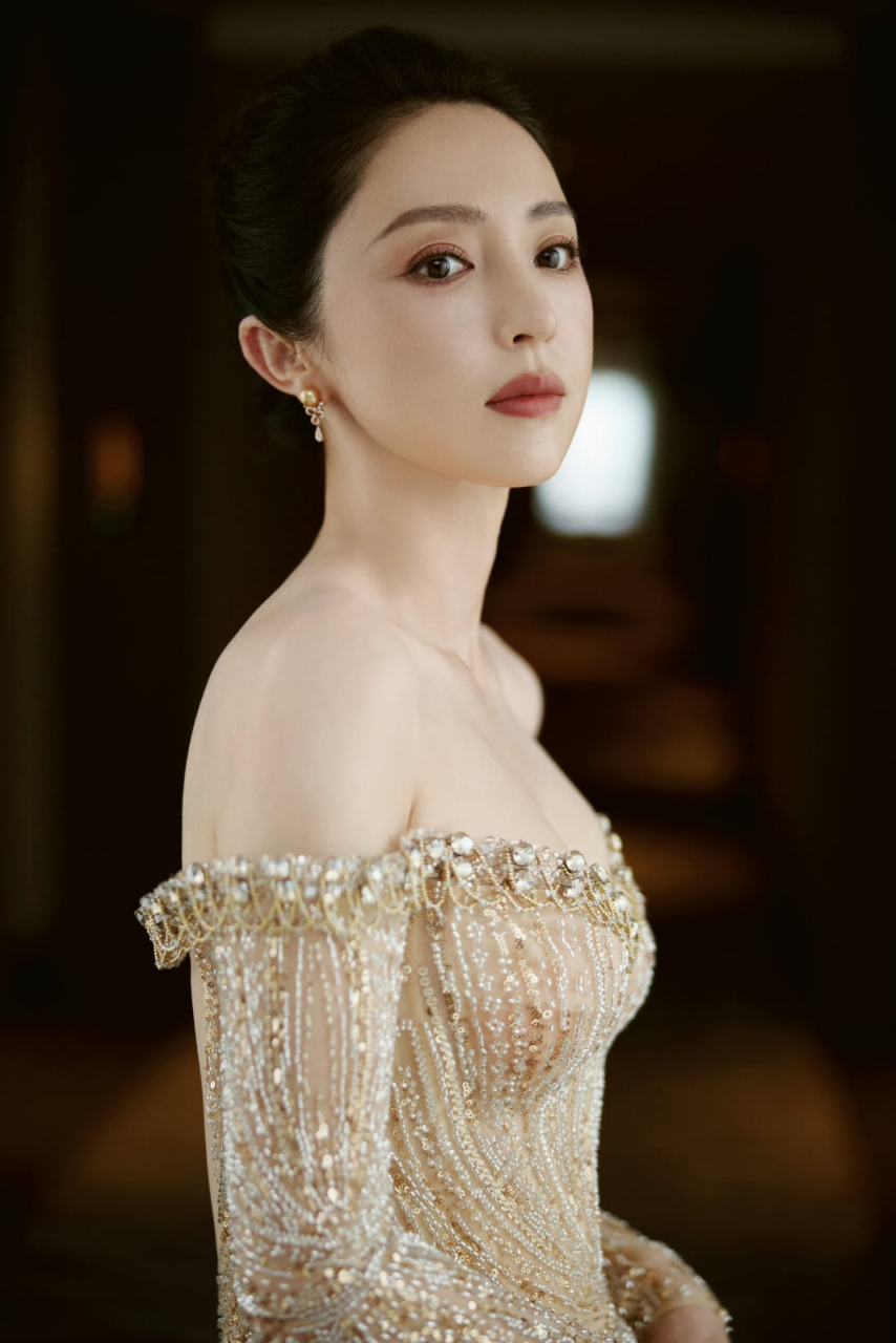 雍容华贵,姿态婀娜!优雅女神董璇,抹胸长裙写真尽显曼妙身姿