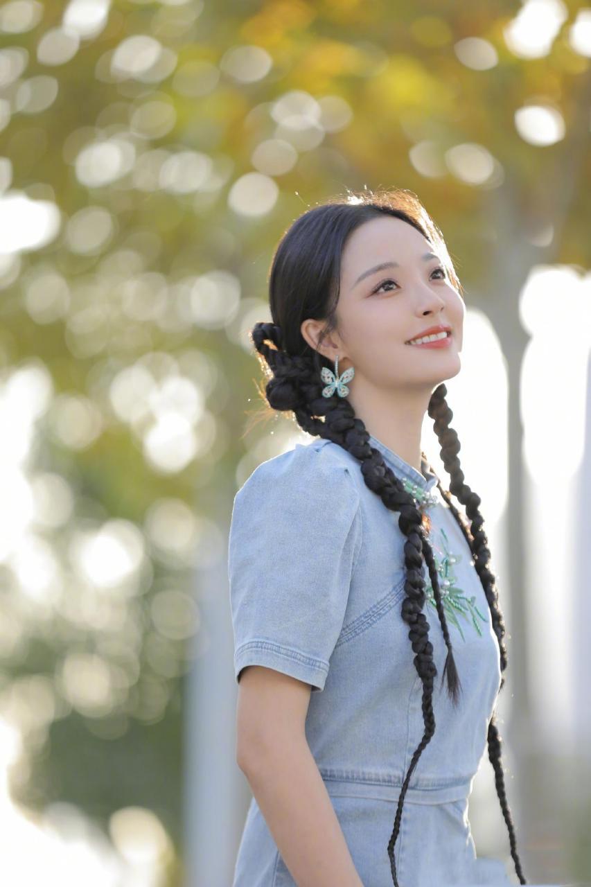 李莎旻子麻花辫民国风,这造型仿佛回到民国时代