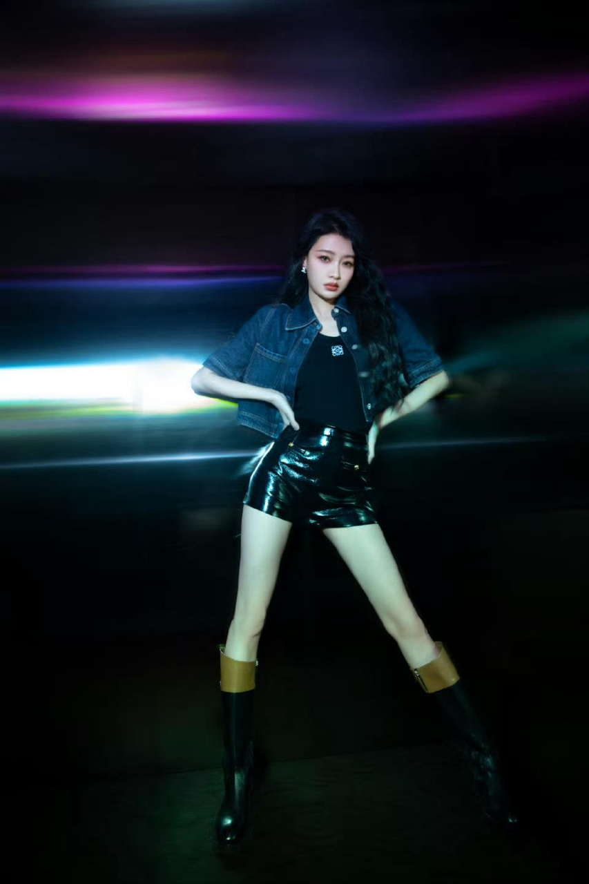 孙怡穿上那套酷炫的黑色皮衣,显得腿好白啊