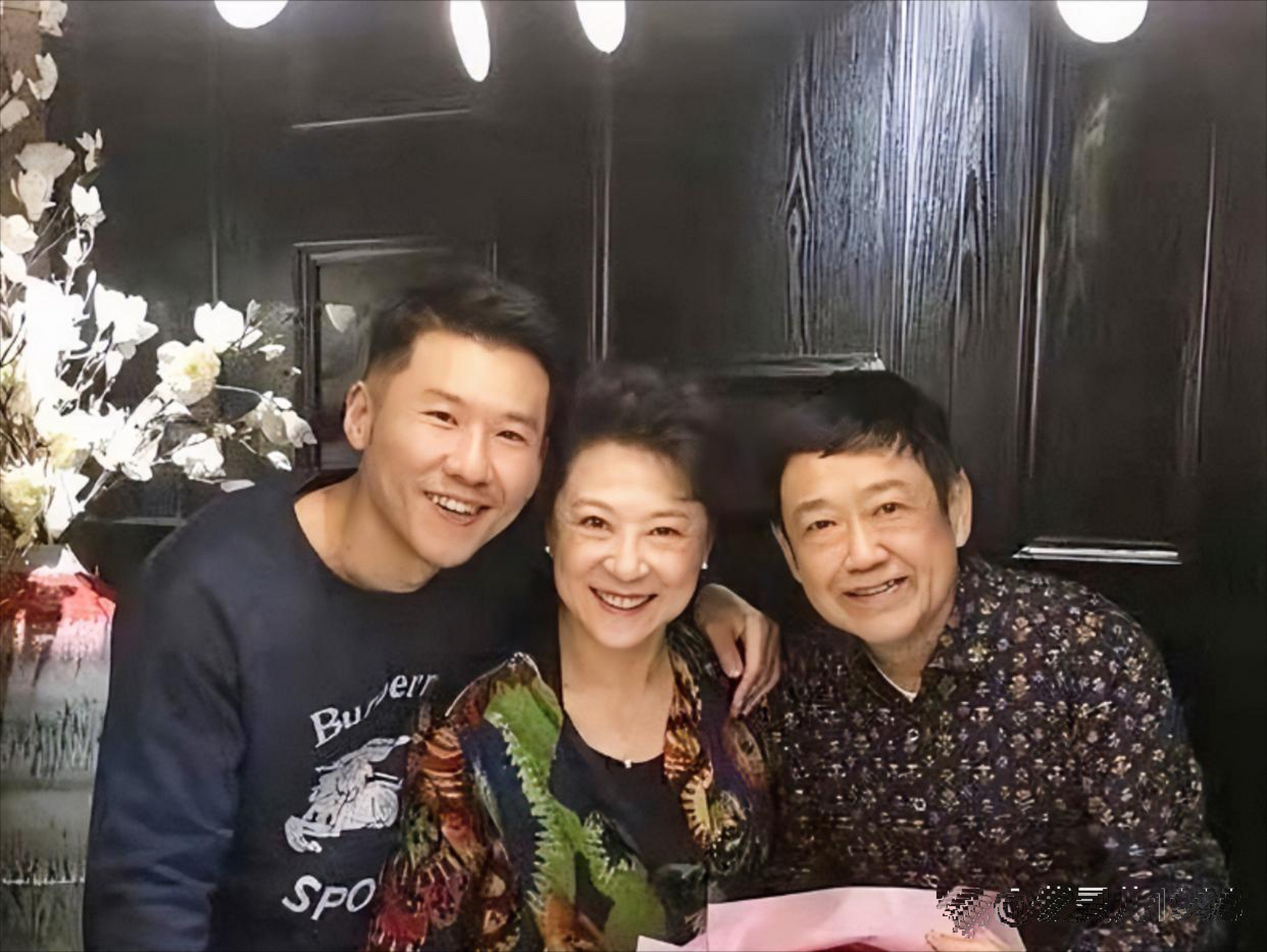 王馥荔的全家福,一家三口都是演员,儿子王骁凭借自己的实力终于火了