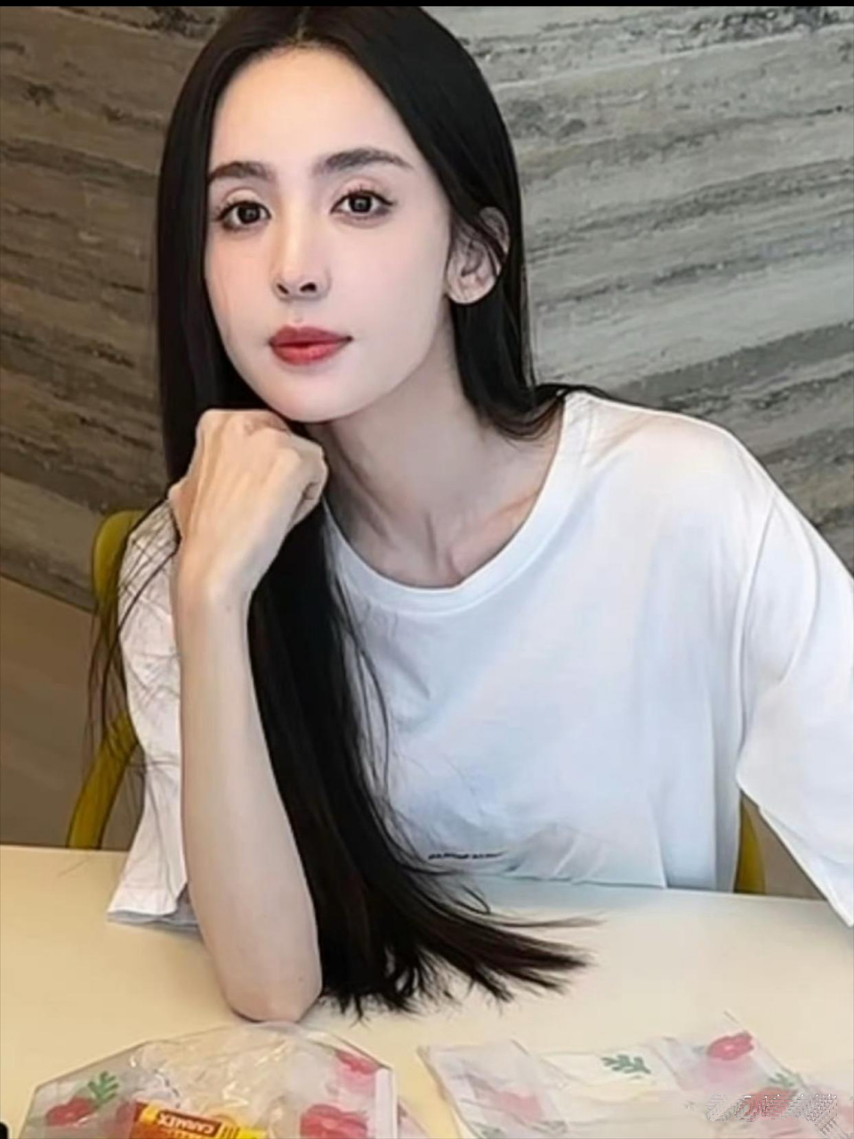 古力娜扎在《花儿与少年好友记》里的样子,真的超有青春感