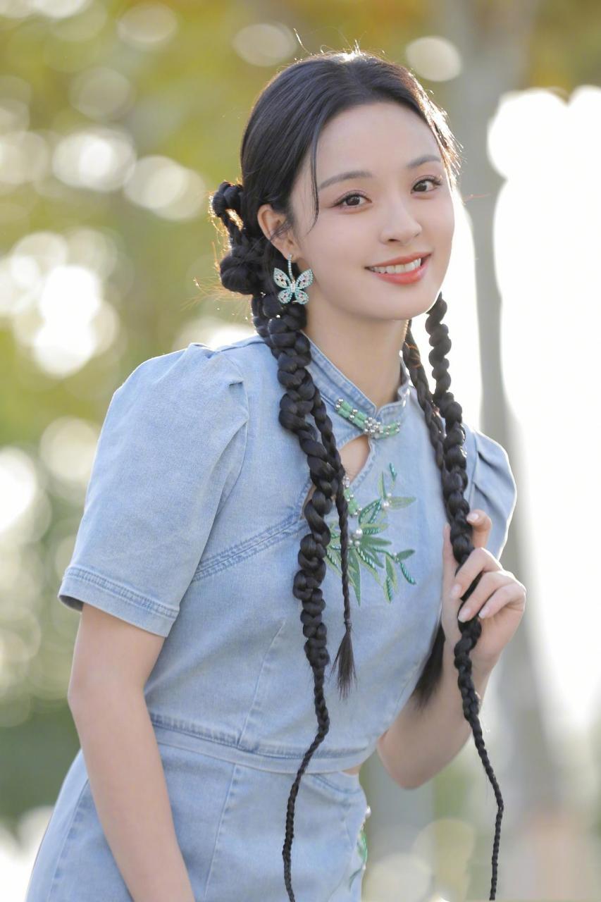李莎旻子麻花辫民国风,这造型仿佛回到民国时代