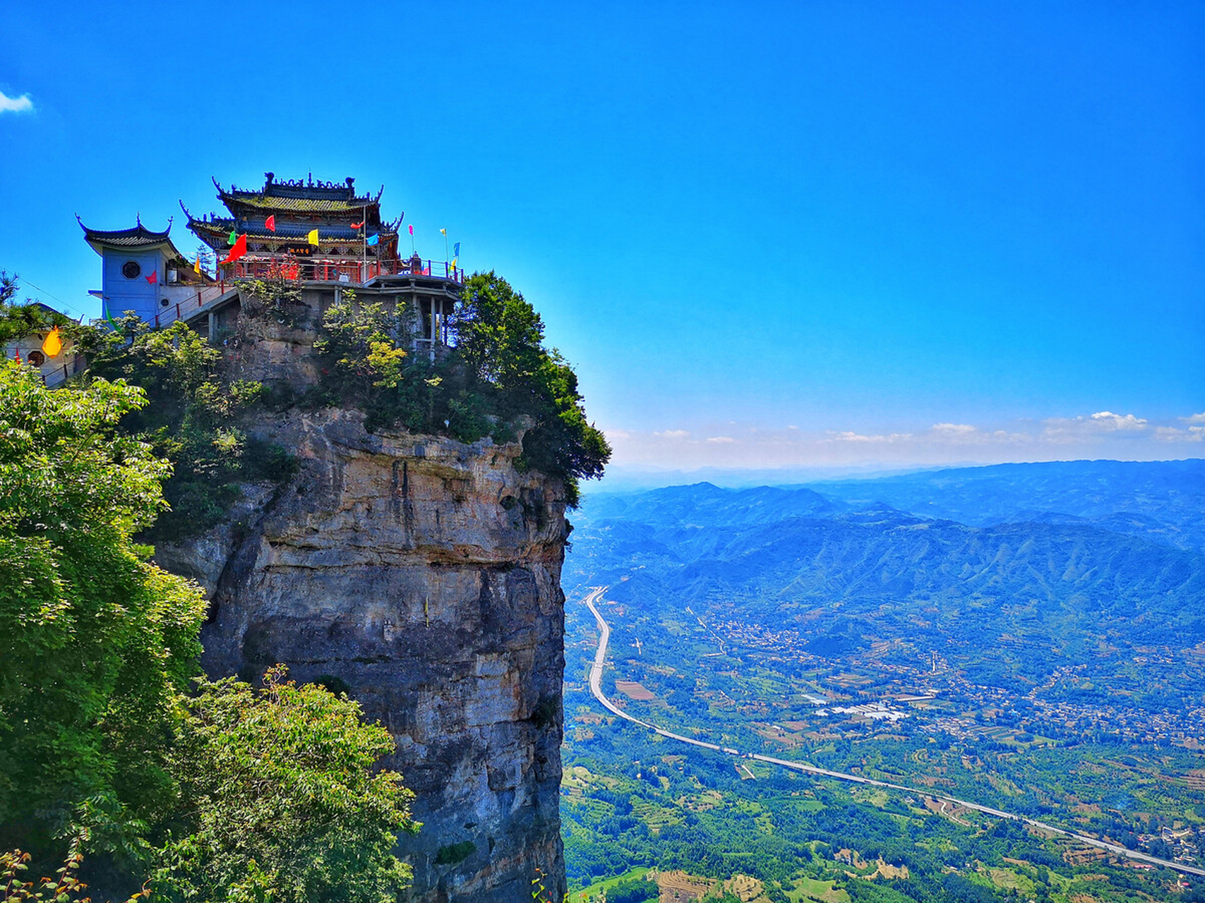 目的地心动指南#鸡峰山:位于陇南市成县鸡峰镇境内,因"状若鸡翱翔而 