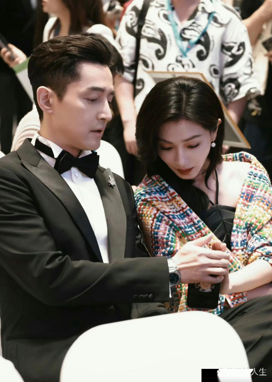 在一个活动上,胡歌给万茜展示了他女儿的照片.