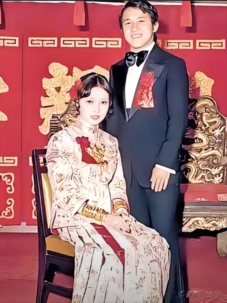 1972年曾志伟和王美华结婚了,当时18岁的王美华长得好看,穿得也漂亮