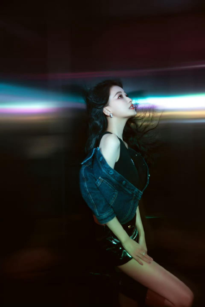 孙怡穿上那套酷炫的黑色皮衣,显得腿好白啊