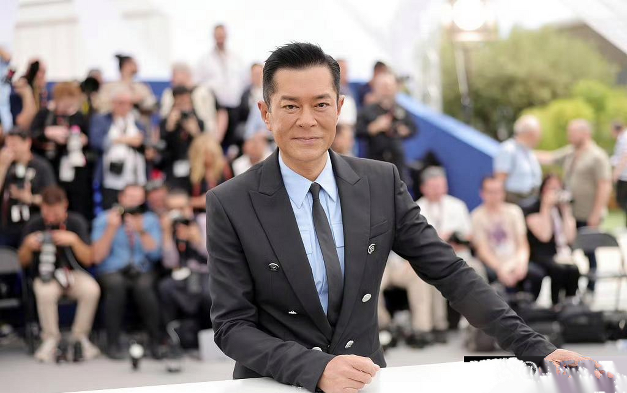 现身戛纳的古天乐,这张脸硬科技满满,笑起来僵硬生涩