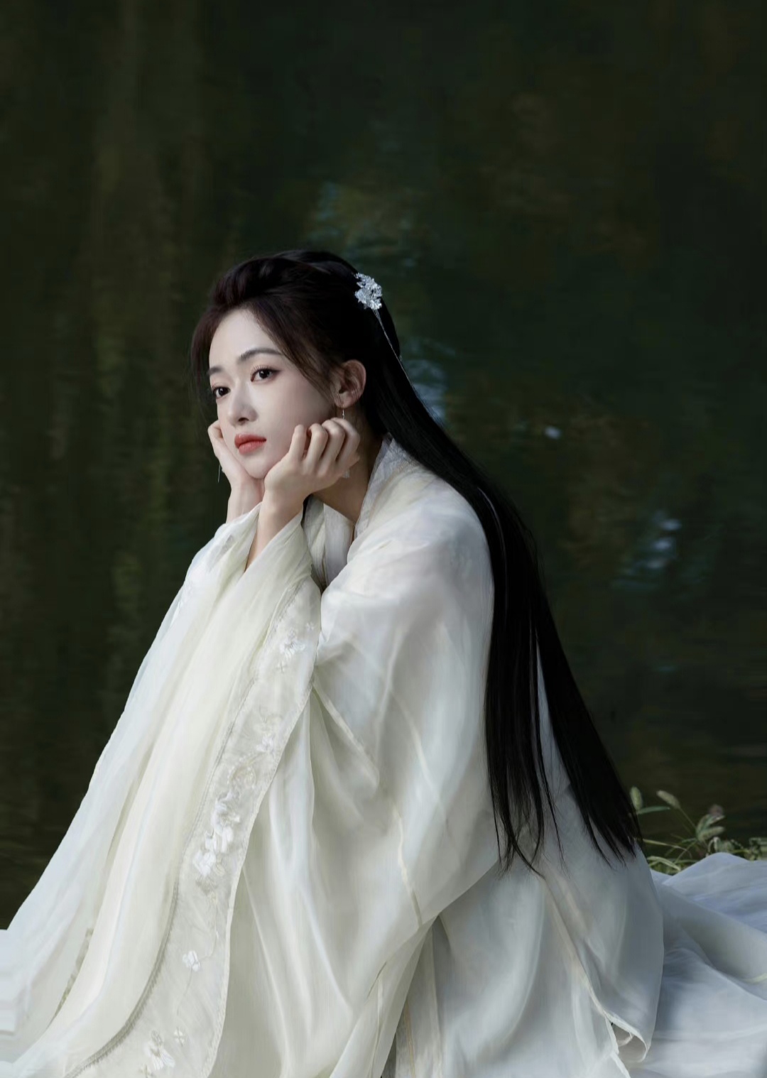 错的,但是白鹿给人的感觉,就是一个现代美少女去拍了一组唯美古风写真