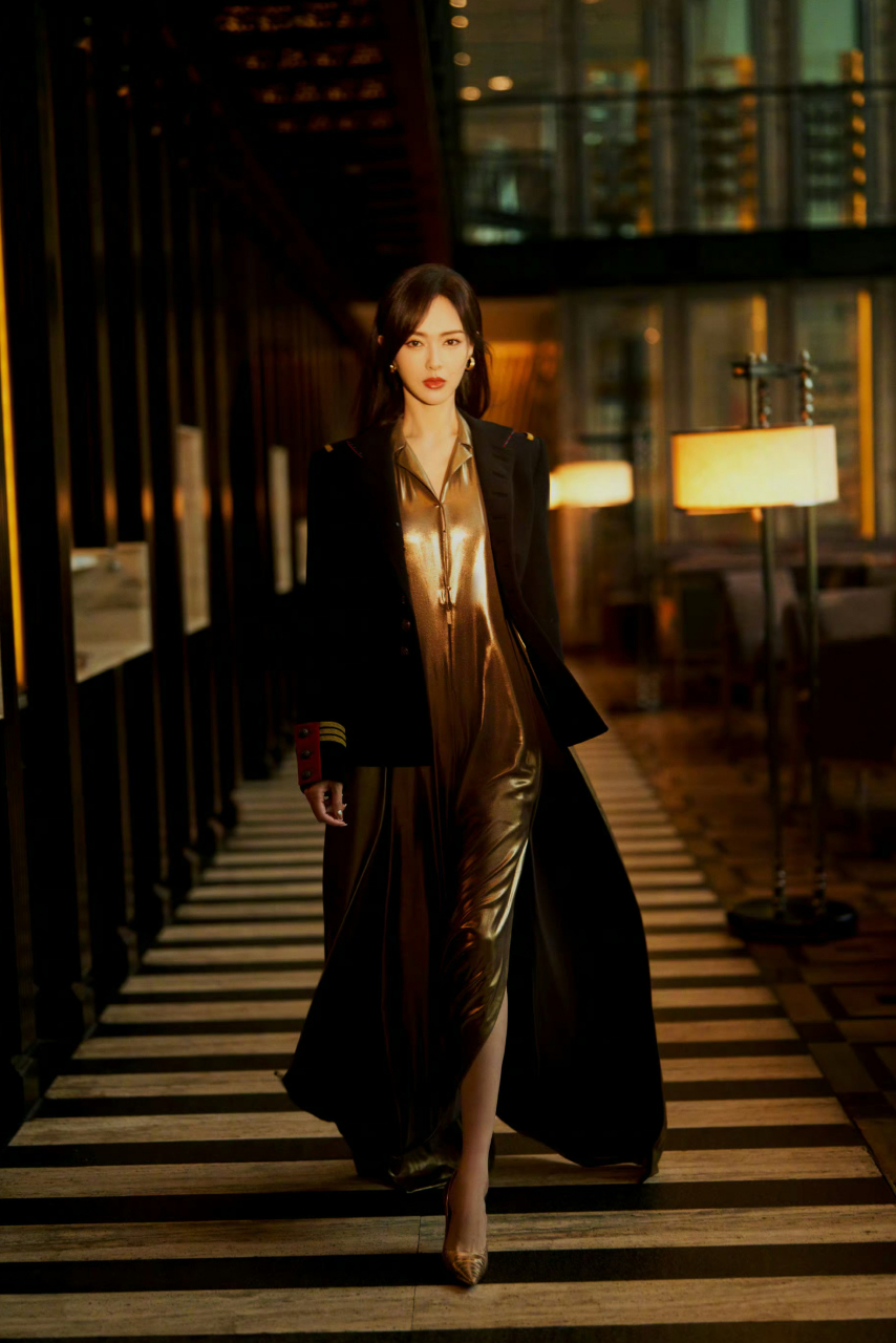 唐嫣开创了一种新穿搭,鎏金裙搭配西装,美艳又酷感十足,御姐归来.