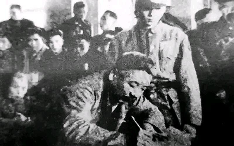 1937年11月9日,太原沦陷,日军冈崎部队竟在市政府大楼前的柱子上,公然