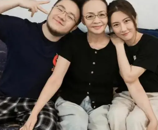 宋丹丹祖孙三代被偶遇,2岁孙子光脚跑,69岁赵玉吉贴心又时髦!