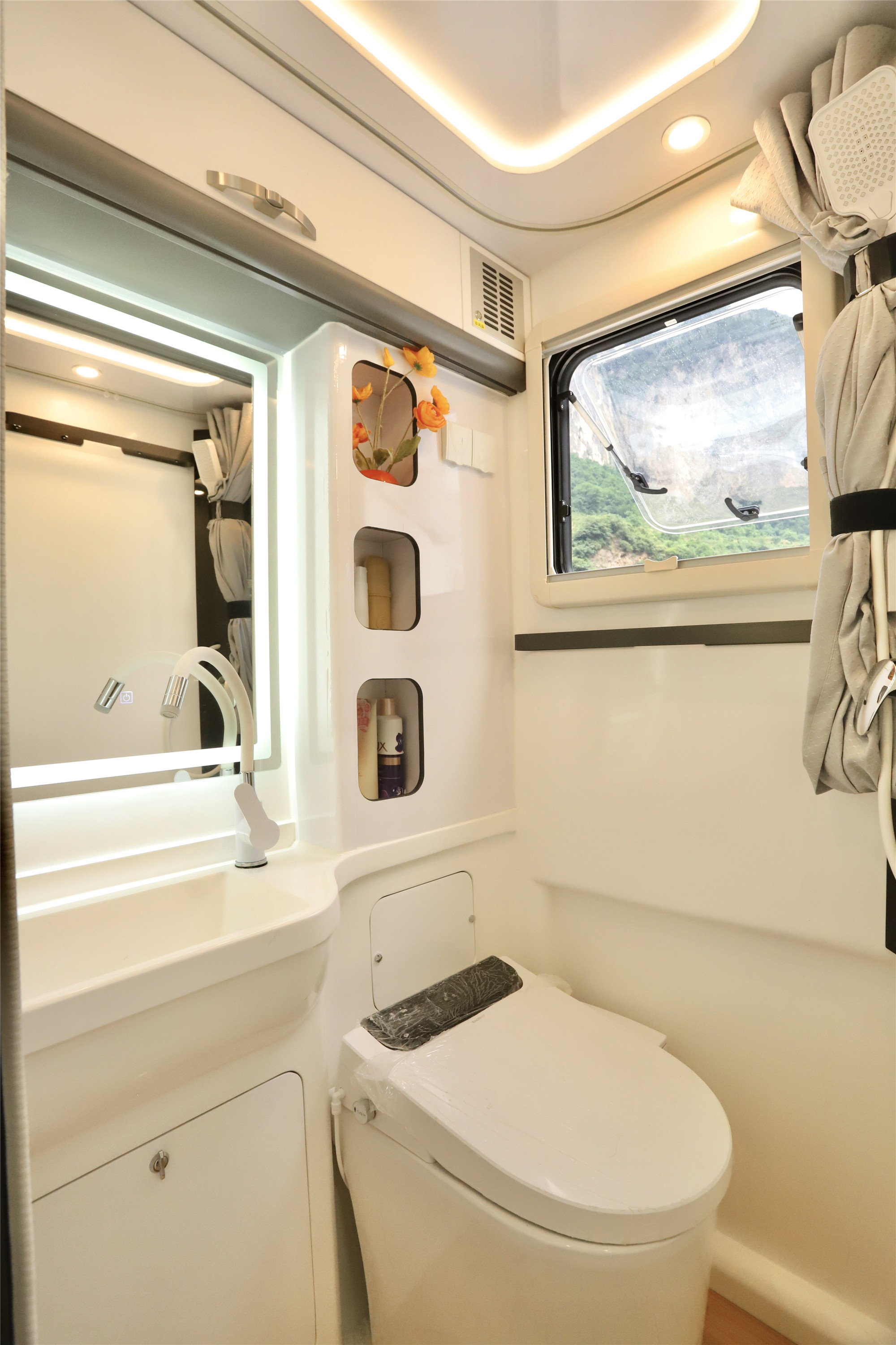 二层卫生间采用复合聚氨酯材质打造,便于整体升降,内部配置电动粉碎