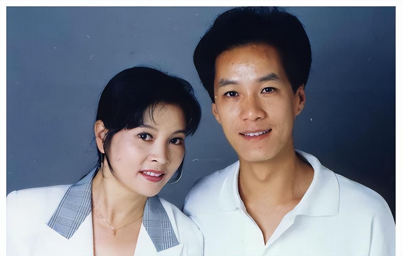 老戏骨冯远征:因一部戏拉高一城离婚率,娶大8岁妻子,为爱至今丁克